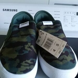 NWT Adidas unisex skateboarding shoes